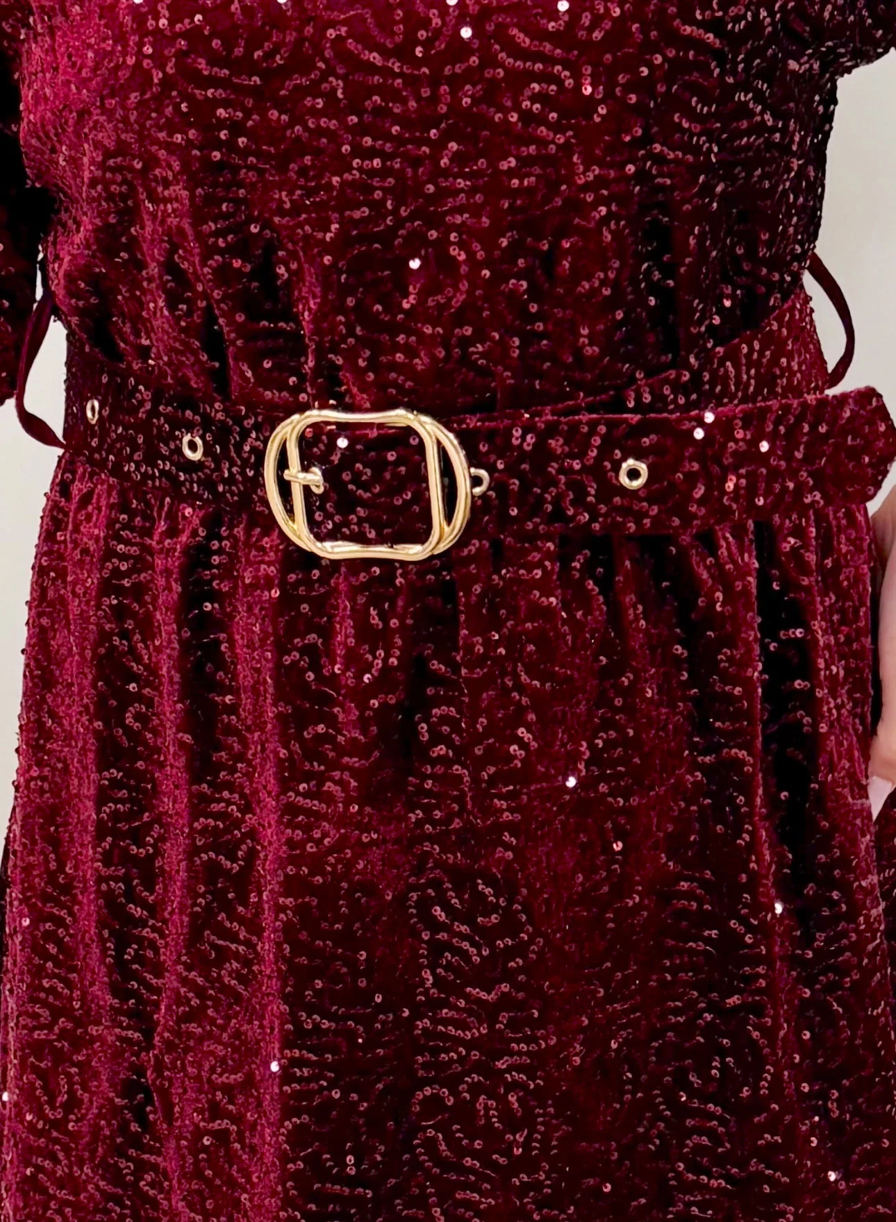 Abito bordeaux in paillettes con cintura - Image 4