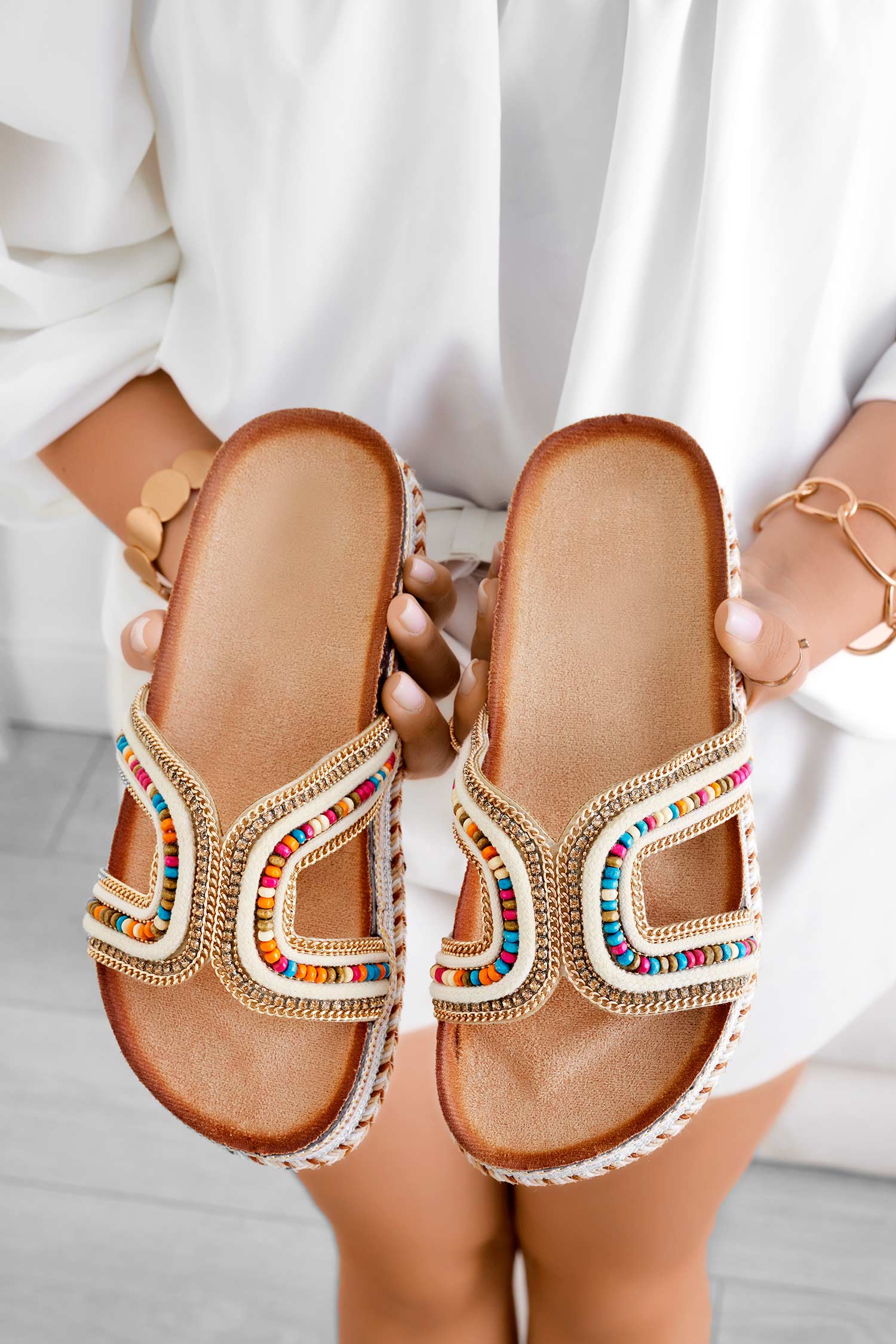 Sandali beige a ciabatta con pietre multicolor