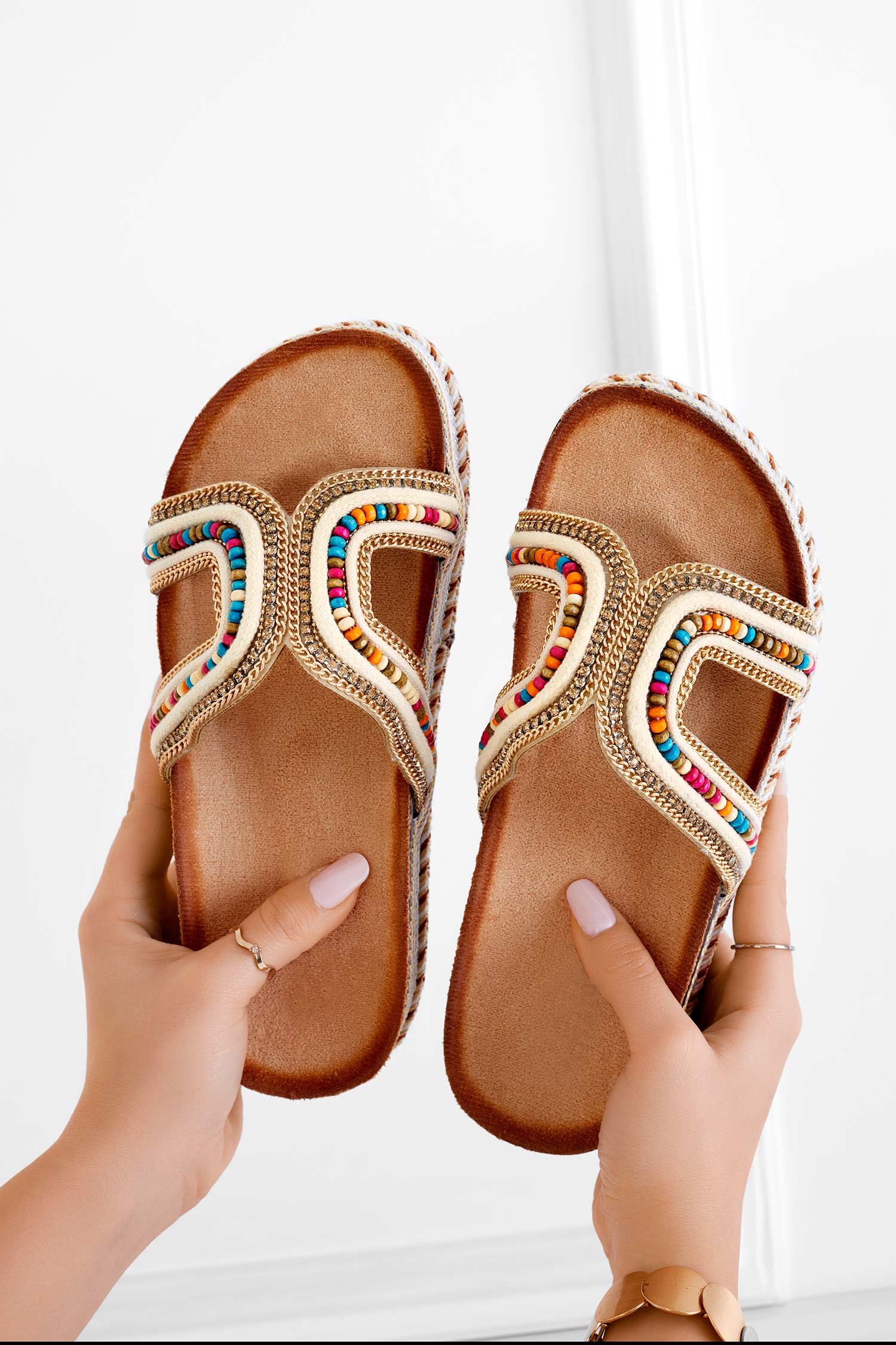 Sandali beige a ciabatta con pietre multicolor - Image 2