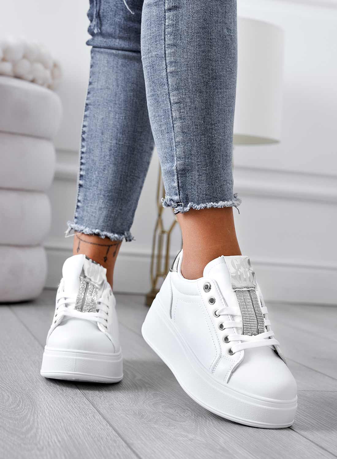 AMIRA - Sneakers bianche con inserti e strass argento - Image 4