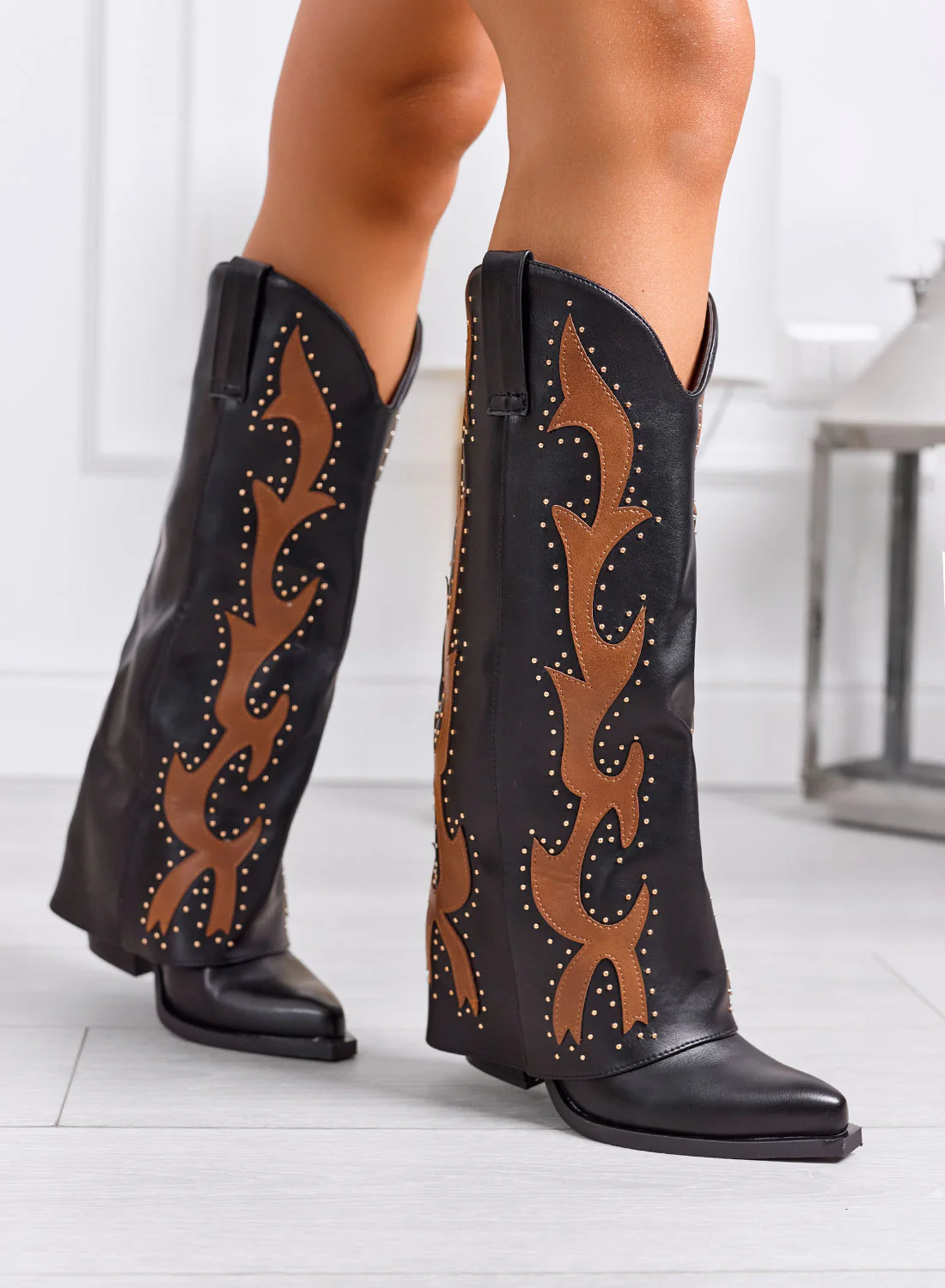ANTEA - Stivali texani neri con ricami camel e borchiette oro