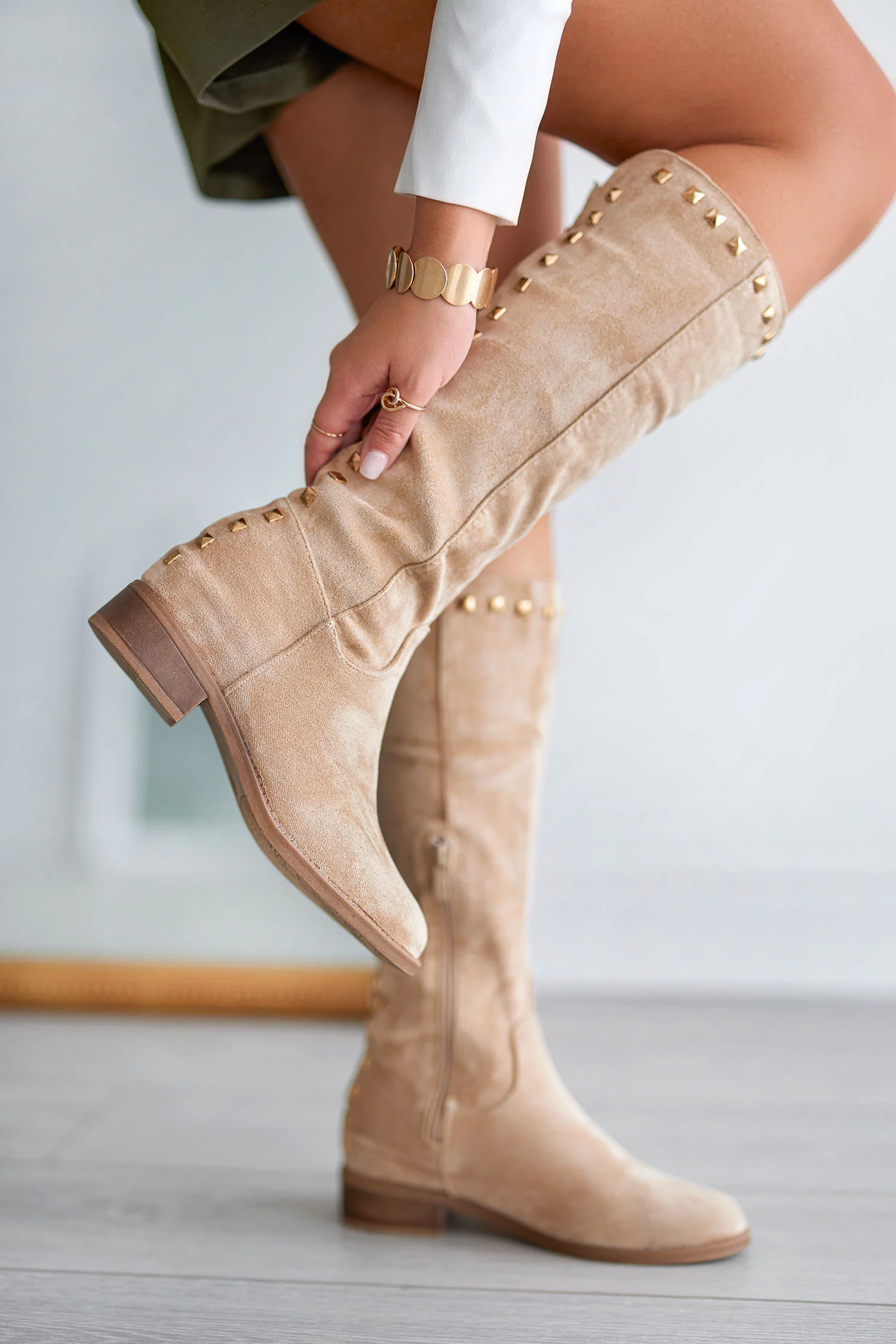 Stivali Alexoo beige con zeppa interna e borchie sul retro