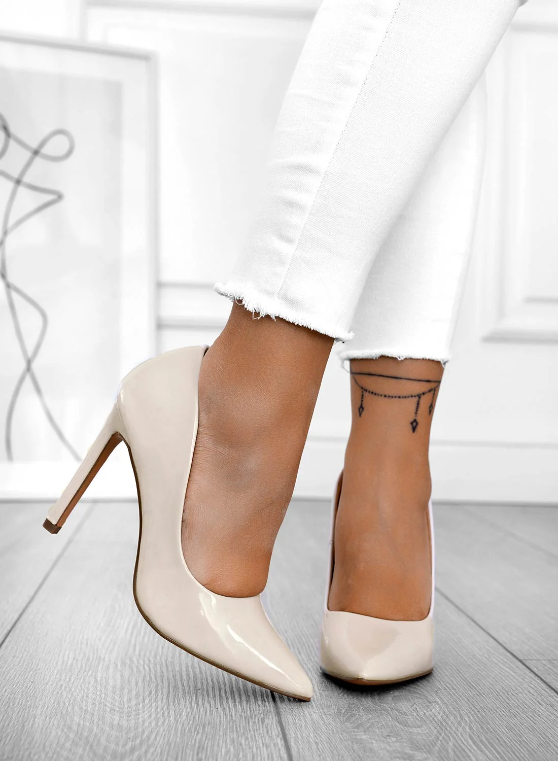 BERTA - Decolletè Alexoo beige in vernice con tacco alto - Image 2