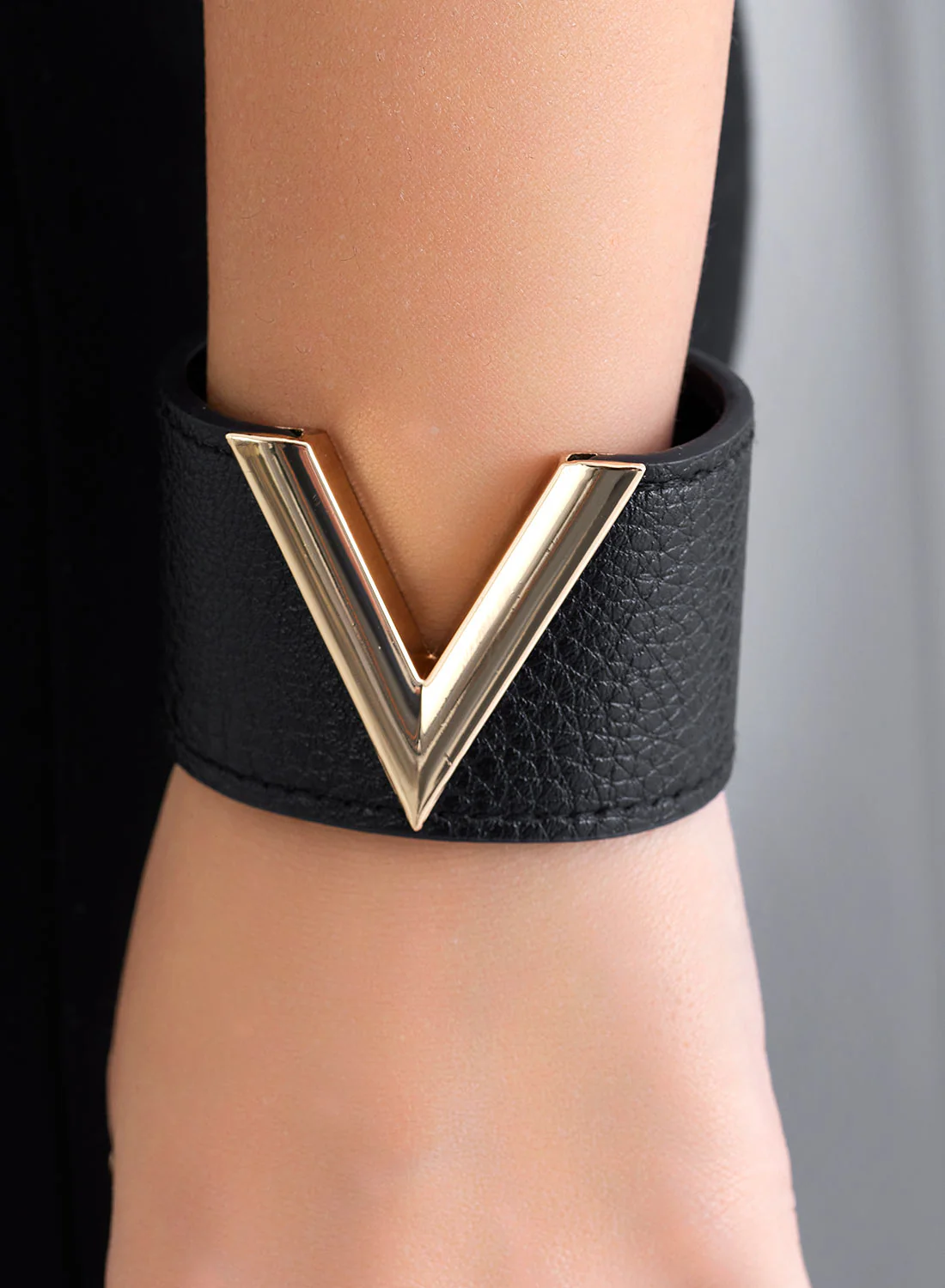 Bracciale nero con V in oro - Image 3