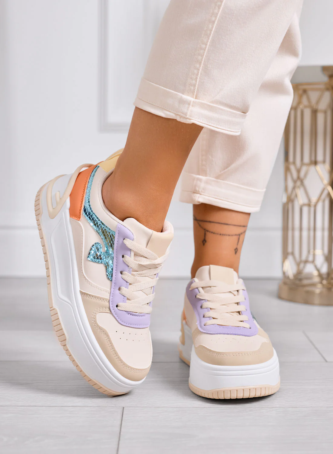 BRIGIDA - Sneakers beige con zeppa e dettagli metallizzati - Image 2