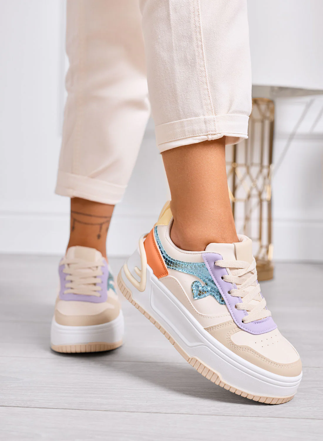 BRIGIDA - Sneakers beige con zeppa e dettagli metallizzati - Image 3