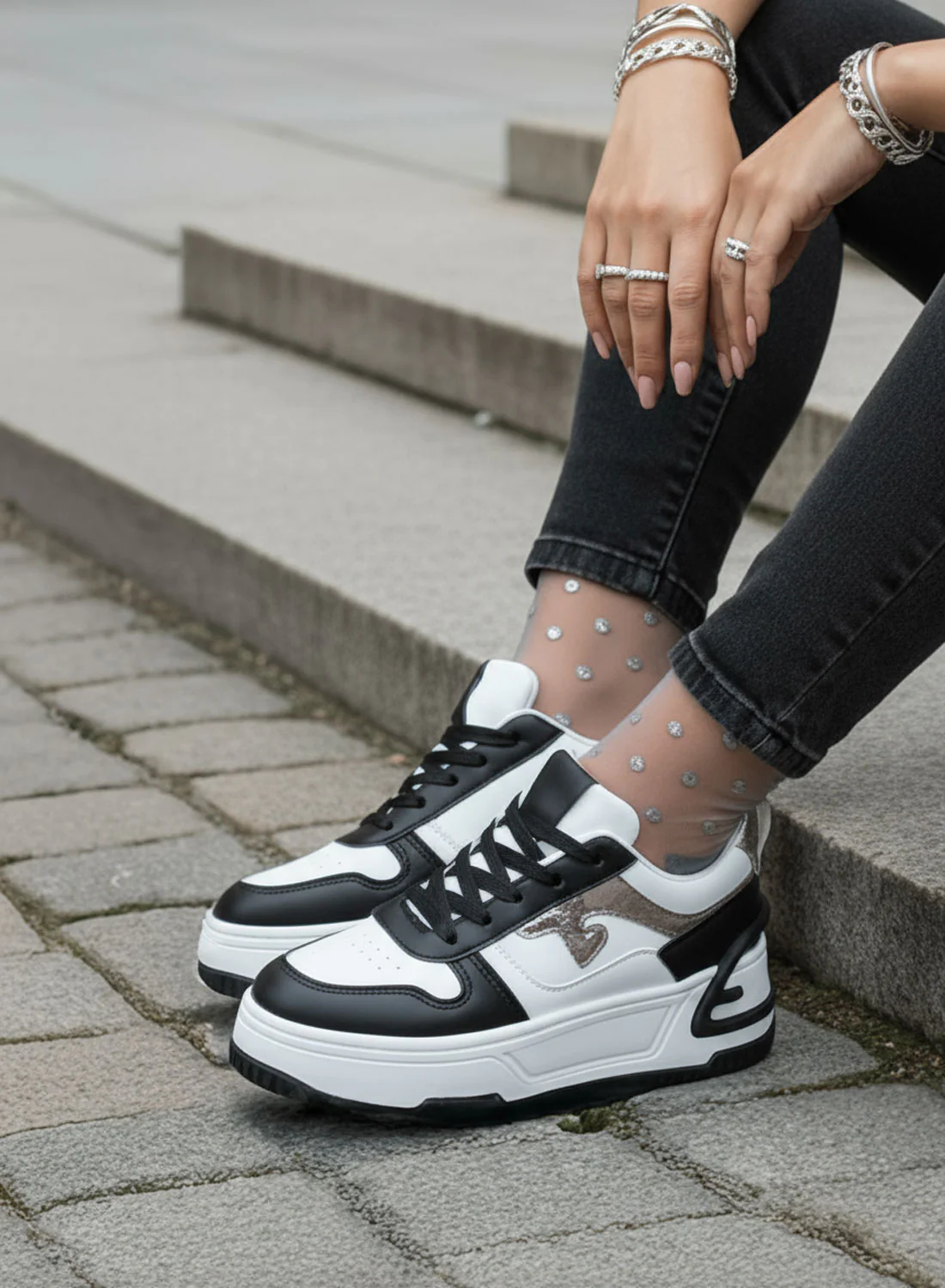 BRIGIDA - Sneakers bianche con zeppa e dettagli neri