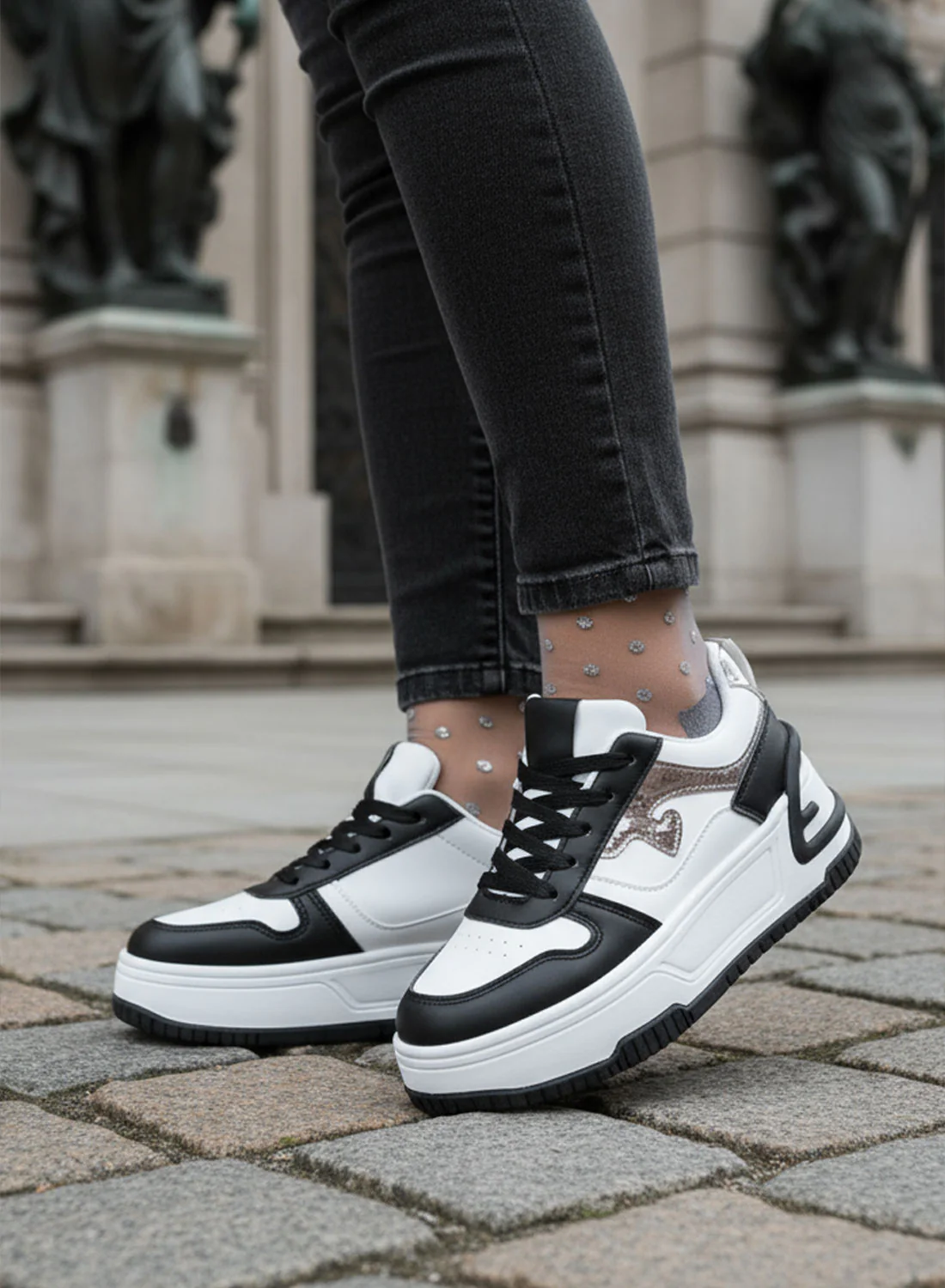 BRIGIDA - Sneakers bianche con zeppa e dettagli neri - Image 3