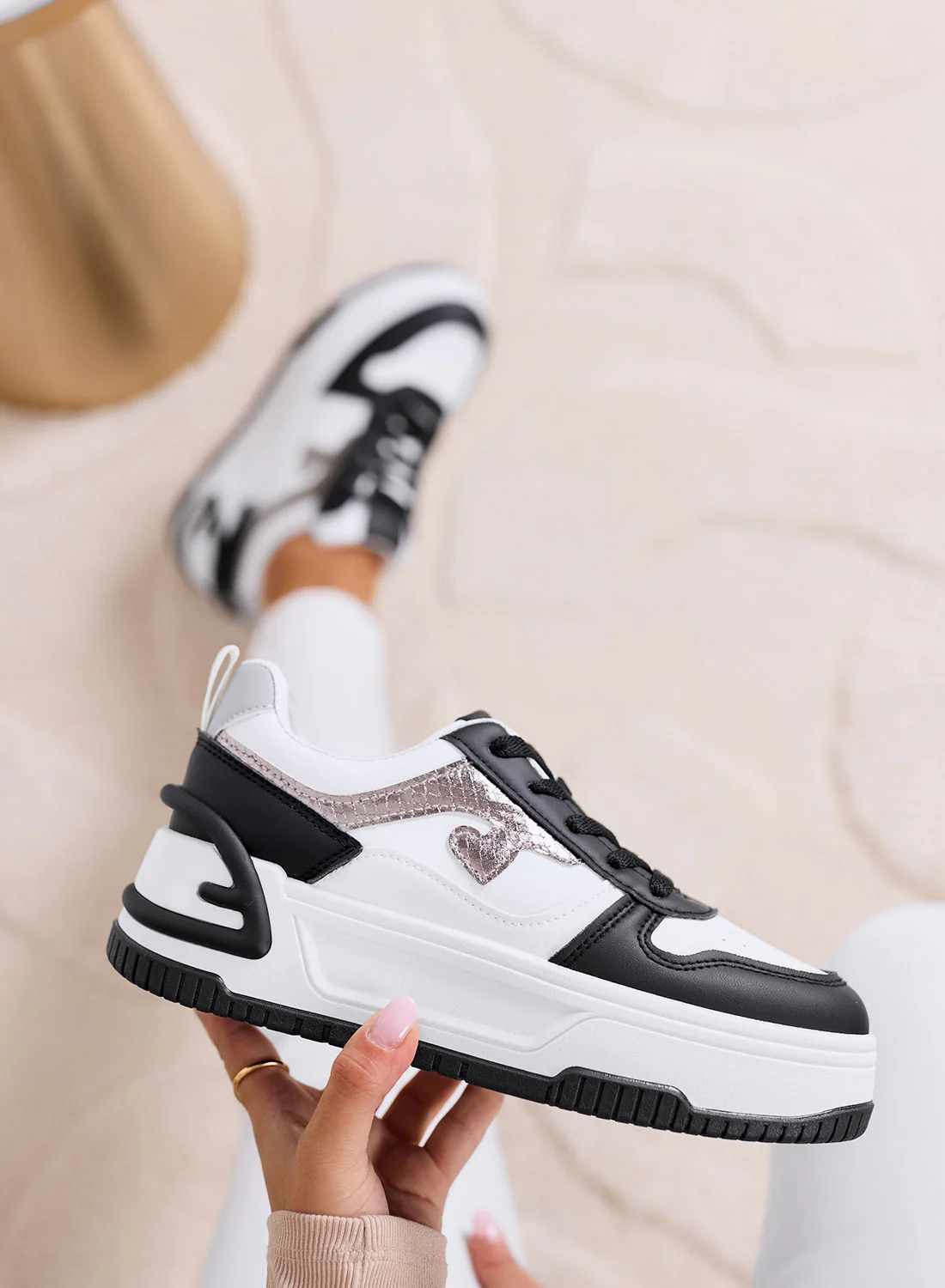 BRIGIDA - Sneakers bianche con zeppa e dettagli neri - Image 4