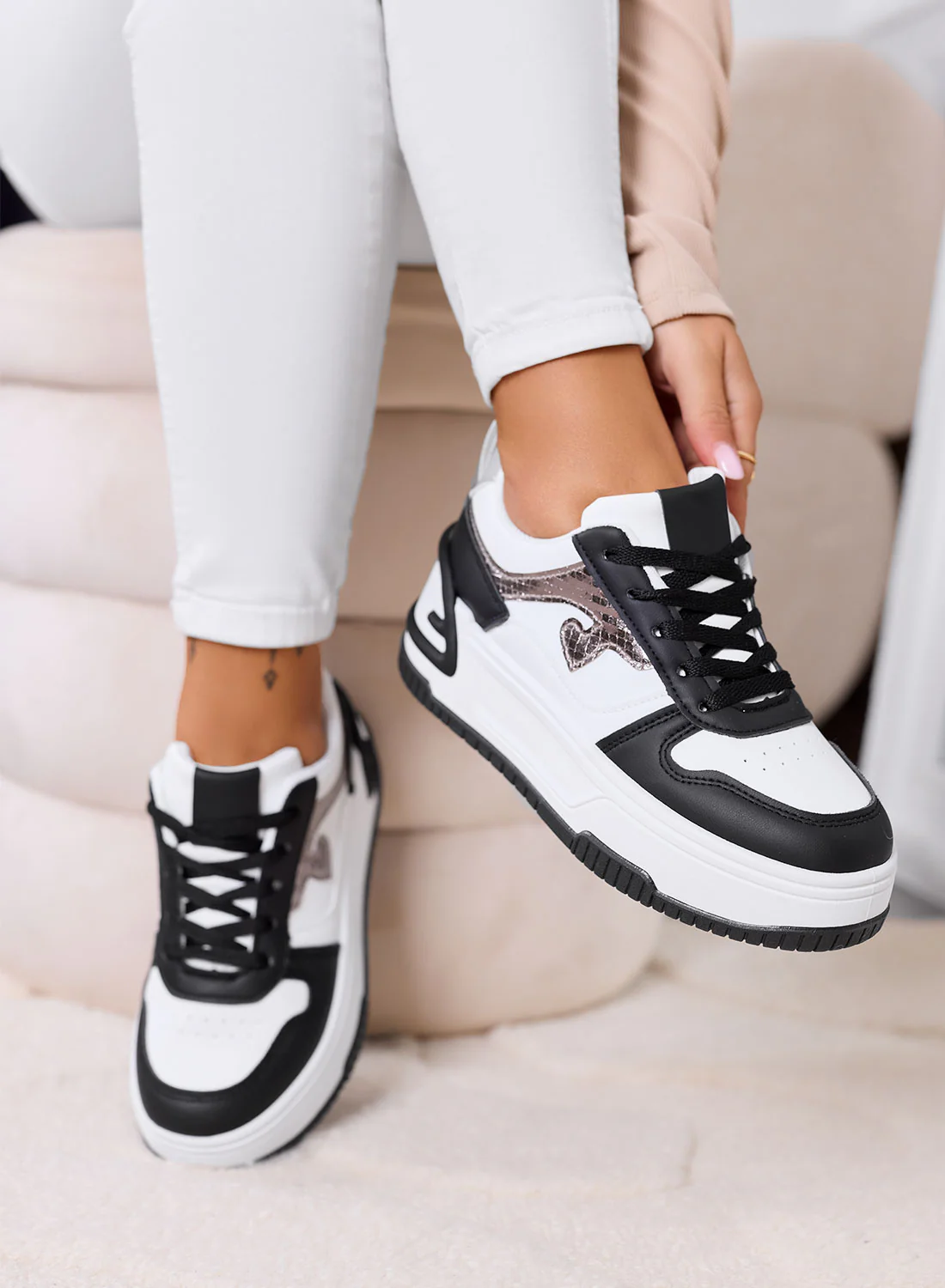 BRIGIDA - Sneakers bianche con zeppa e dettagli neri - Image 5