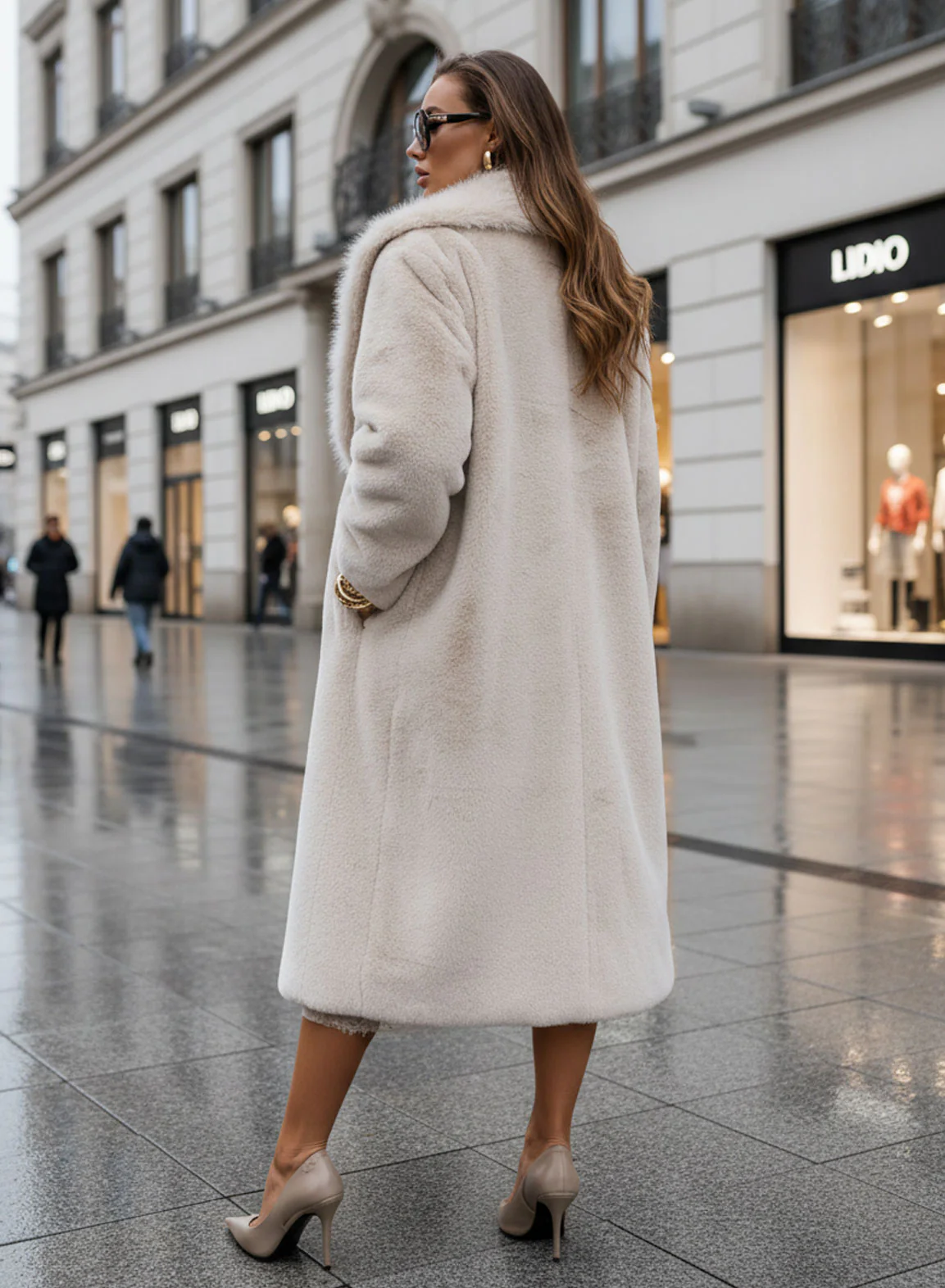 Cappotto beige in pelliccia sintetica - Image 3