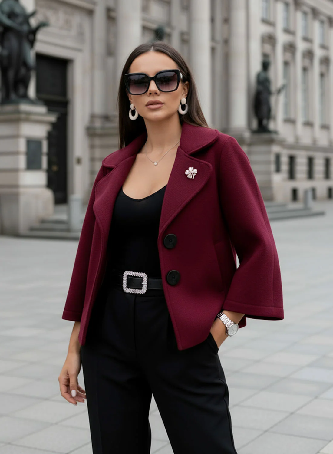 Cappotto corto bordeaux con bottoni neri e spilla