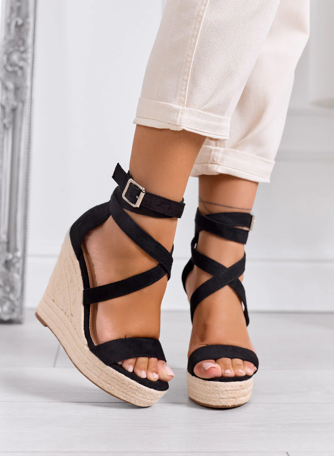 CARACAS - Espadrillas nere con zeppa alta e cinturini incrociati - Image 2