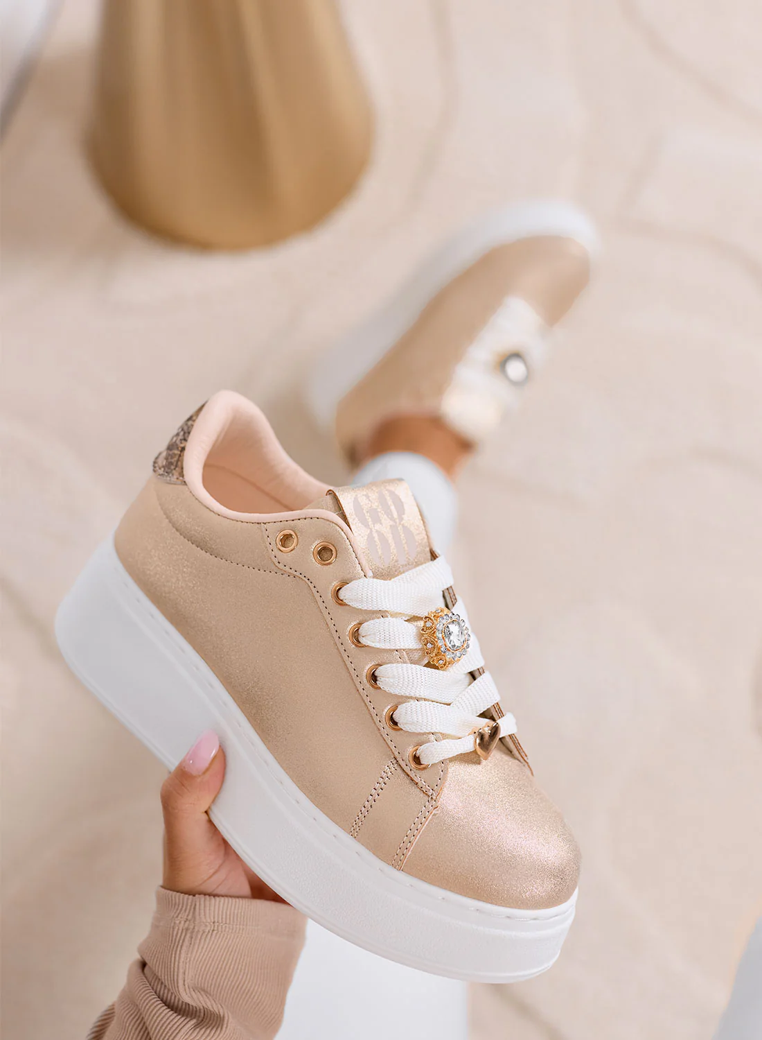 CETTY - Sneakers oro rosa con charms gioiello e suola platform bianca - Image 3