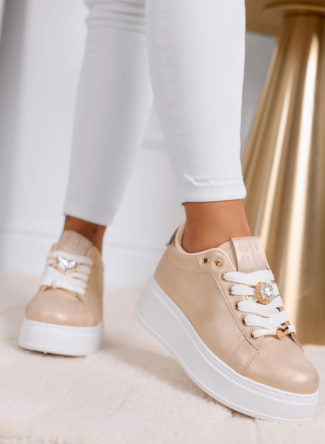 CETTY - Sneakers oro rosa con charms gioiello e suola platform bianca - Image 4