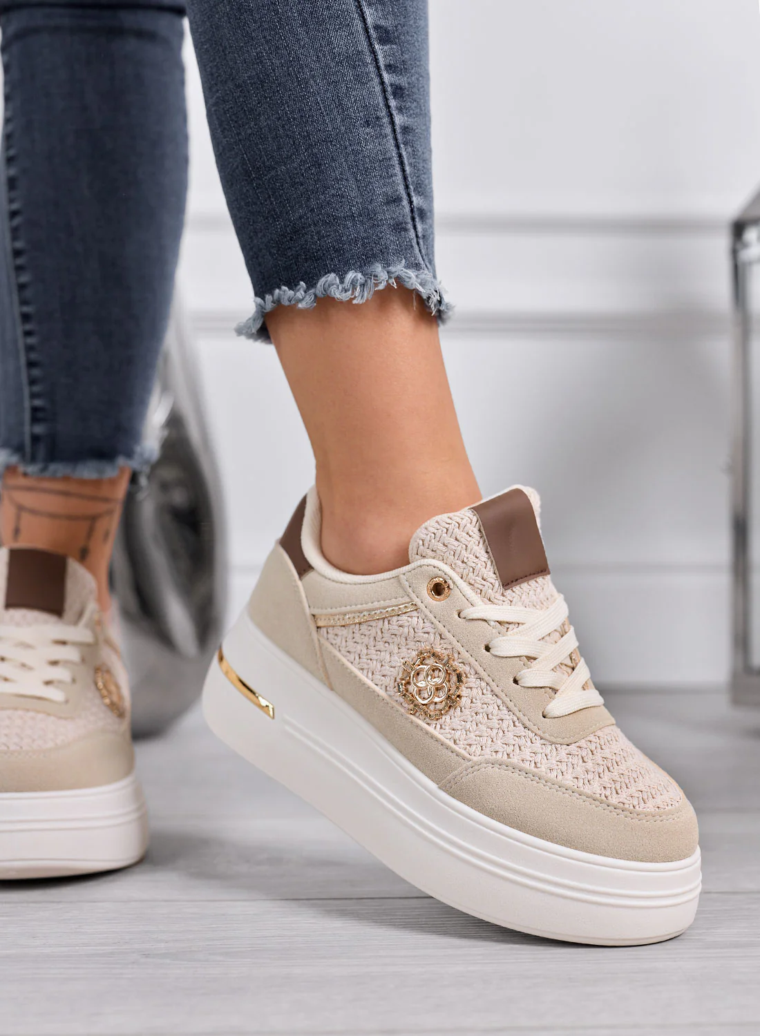 CLARA - Sneakers beige Platform con Inserti Intrecciati e Dettagli Oro - Image 2