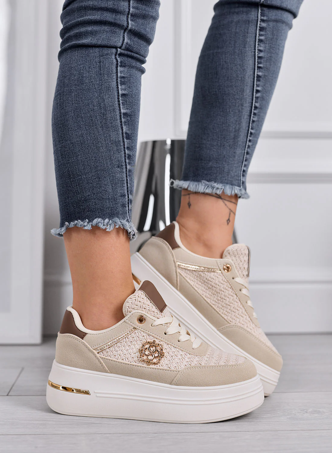 CLARA - Sneakers beige Platform con Inserti Intrecciati e Dettagli Oro - Image 3