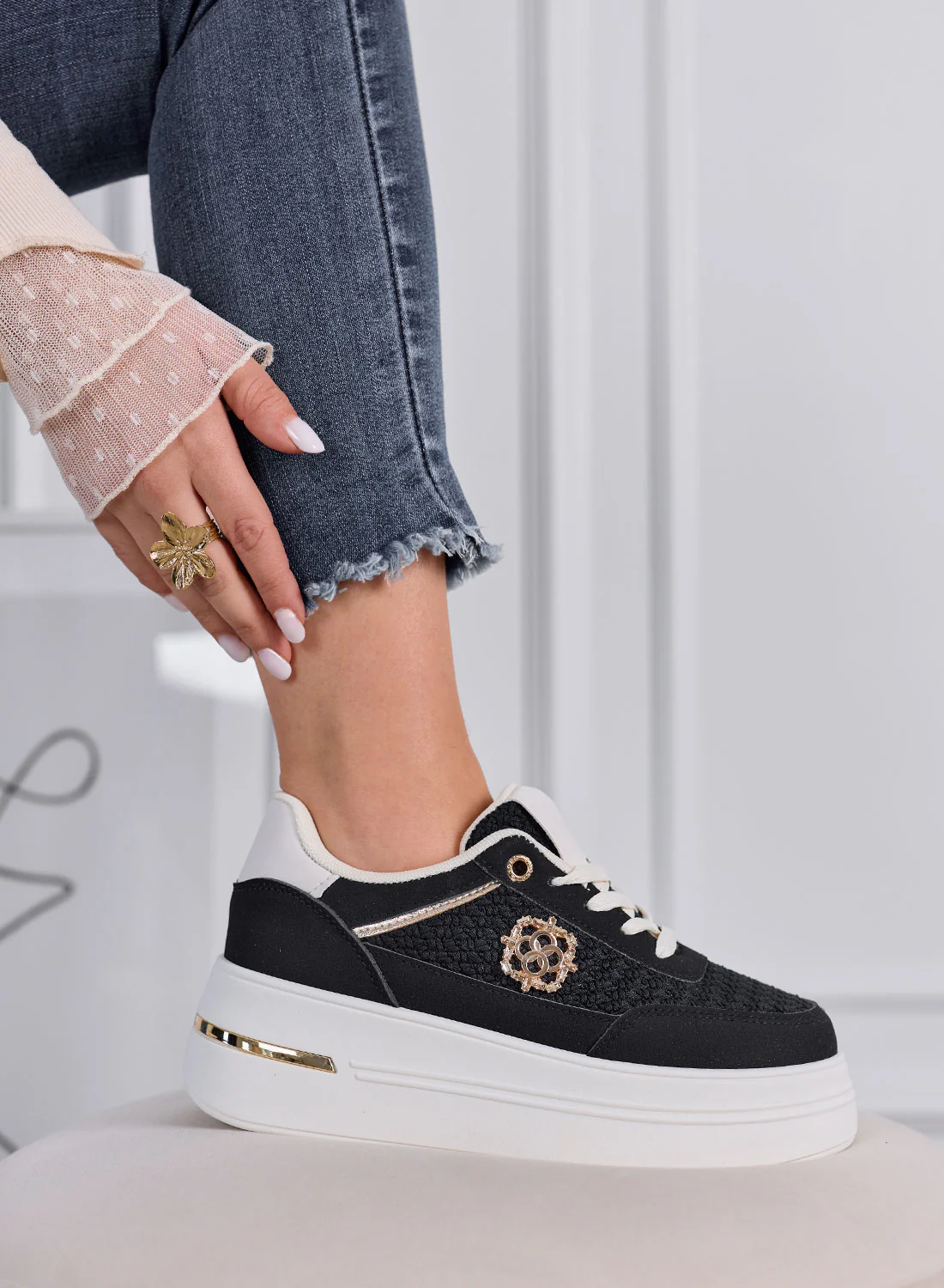 CLARA - Sneakers nere Platform con Inserti Intrecciati e Dettagli Oro - Image 2