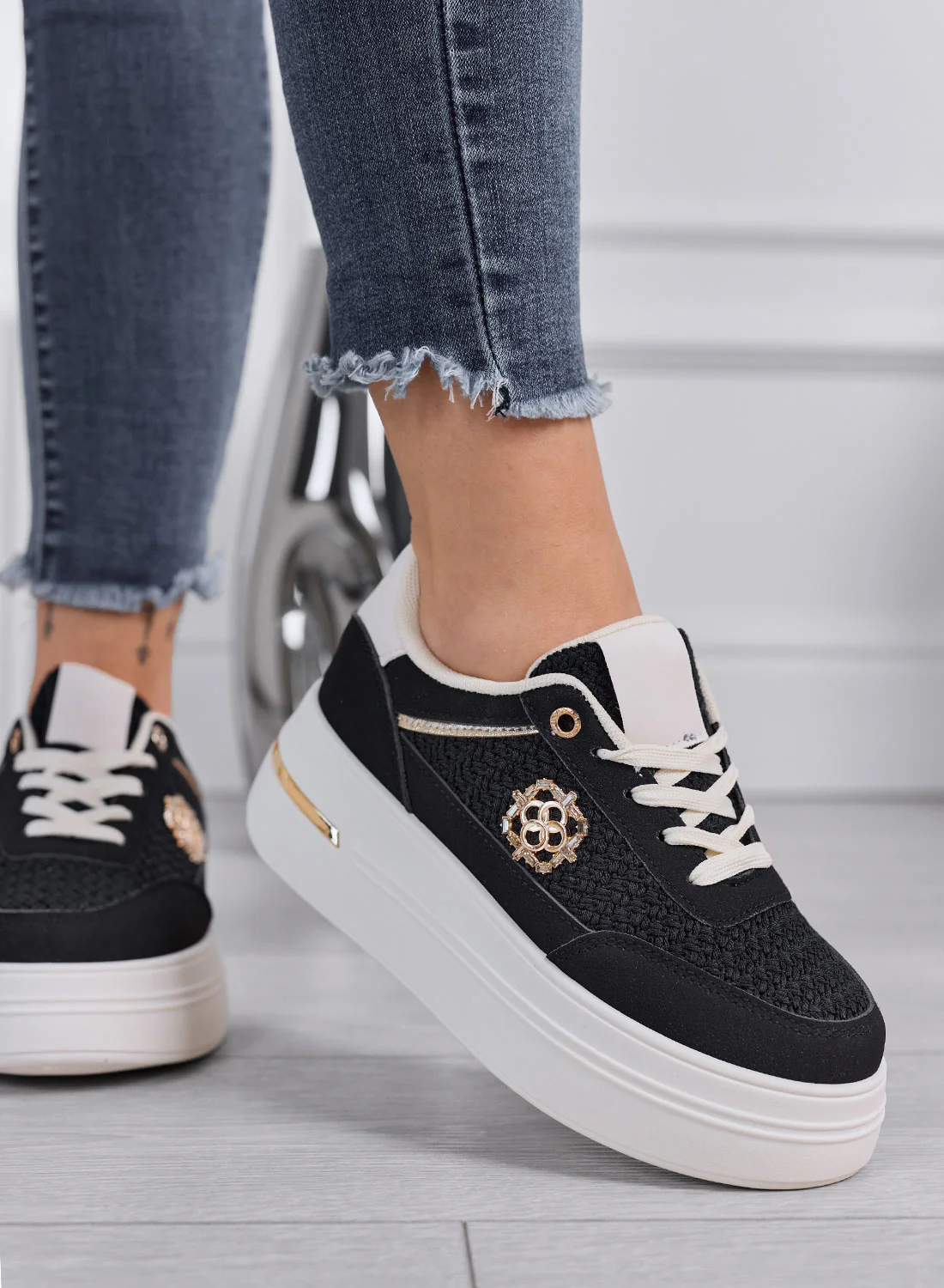 CLARA - Sneakers nere Platform con Inserti Intrecciati e Dettagli Oro - Image 3
