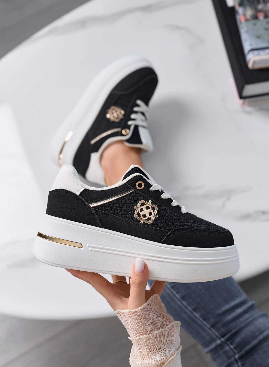 CLARA - Sneakers nere Platform con Inserti Intrecciati e Dettagli Oro - Image 4