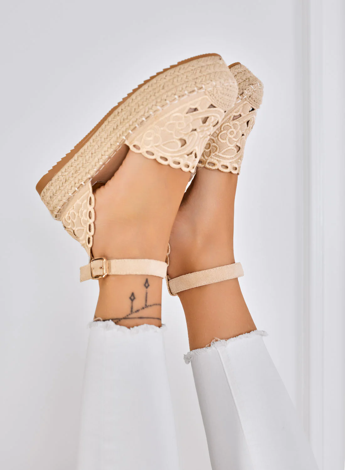 CRISTY - Espadrillas beige ricamate con cinturino alla caviglia e suola platform in corda - Image 3