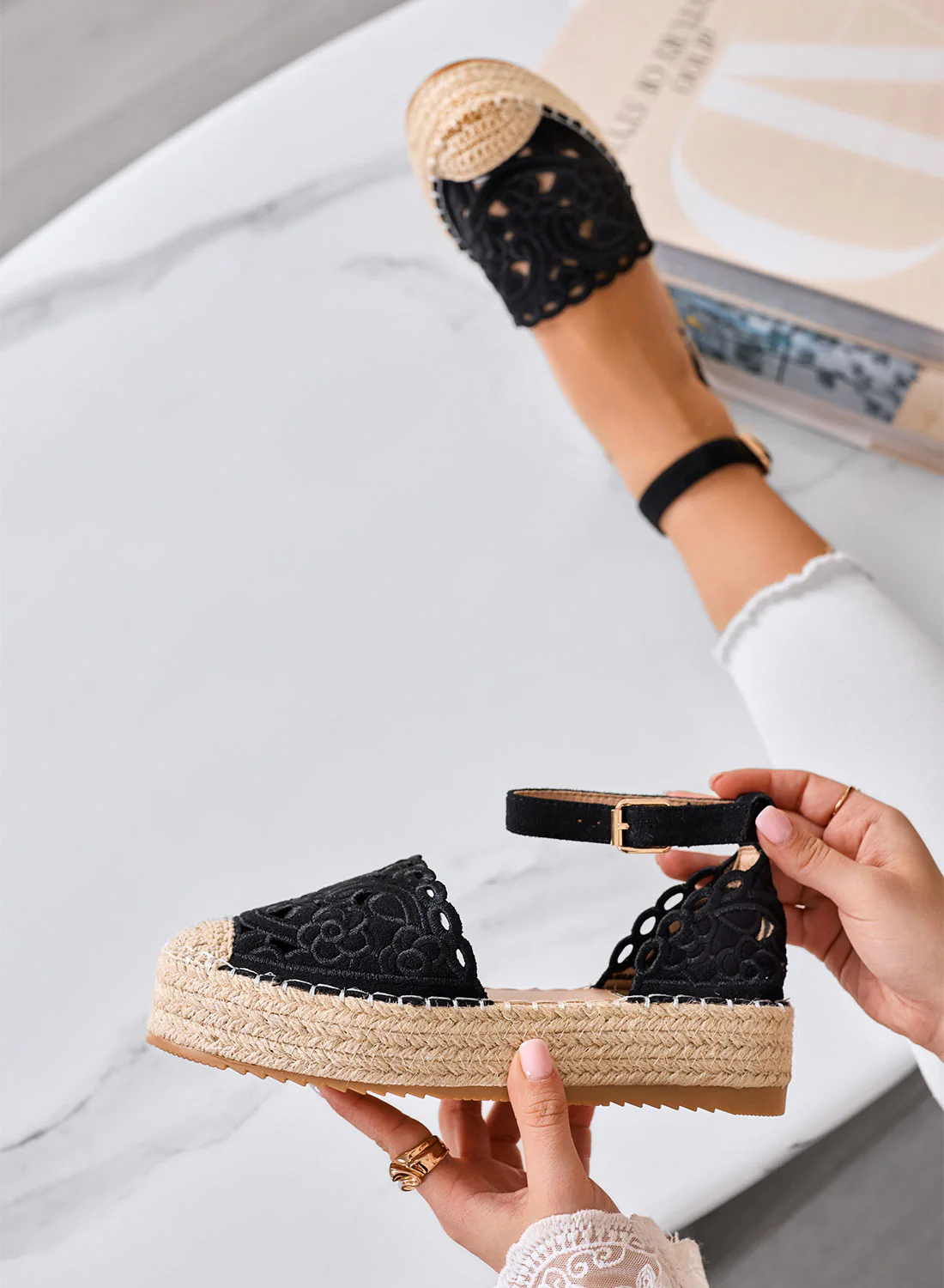 CRISTY - Espadrillas nere ricamate con cinturino alla caviglia e suola platform in corda - Image 3