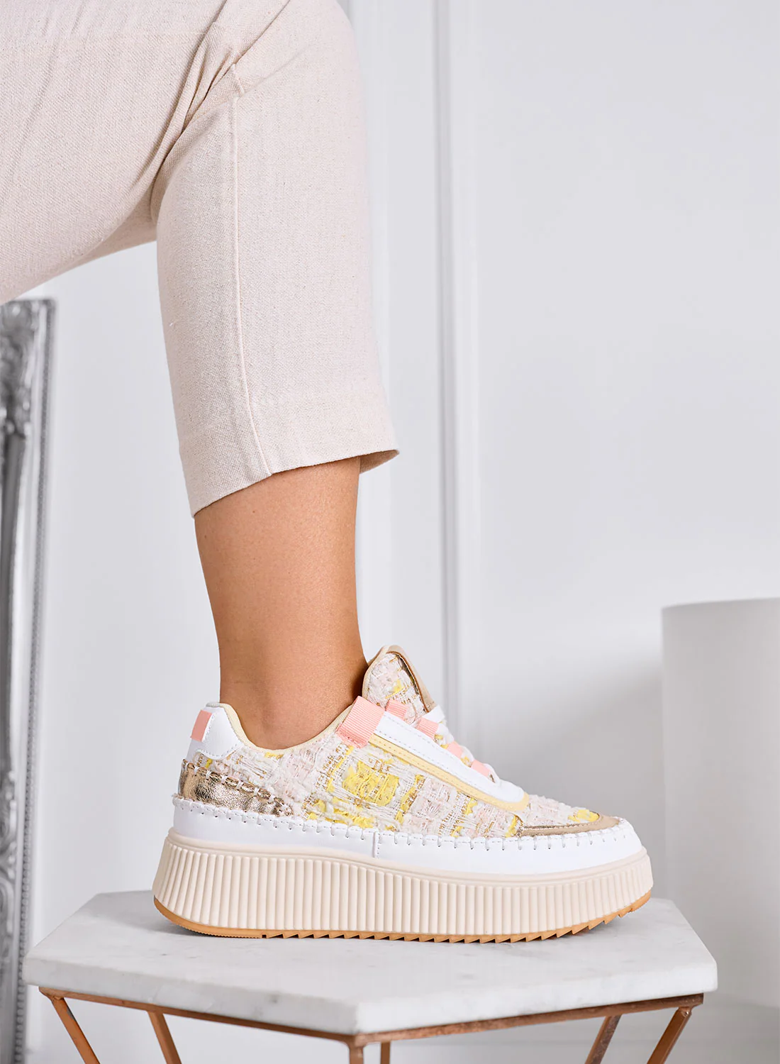 DAFNE - Sneakers beige platform in tweed giallo con dettagli oro - Image 2