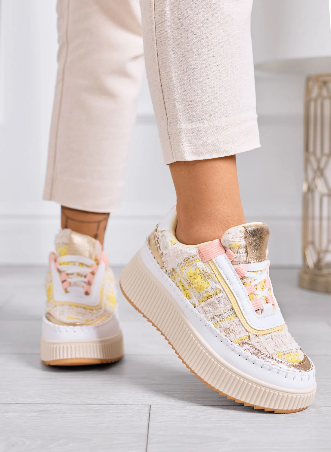 DAFNE - Sneakers beige platform in tweed giallo con dettagli oro - Image 3