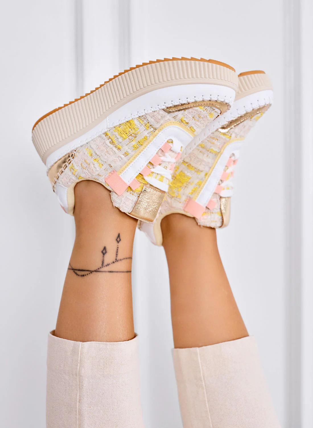 DAFNE - Sneakers beige platform in tweed giallo con dettagli oro - Image 4