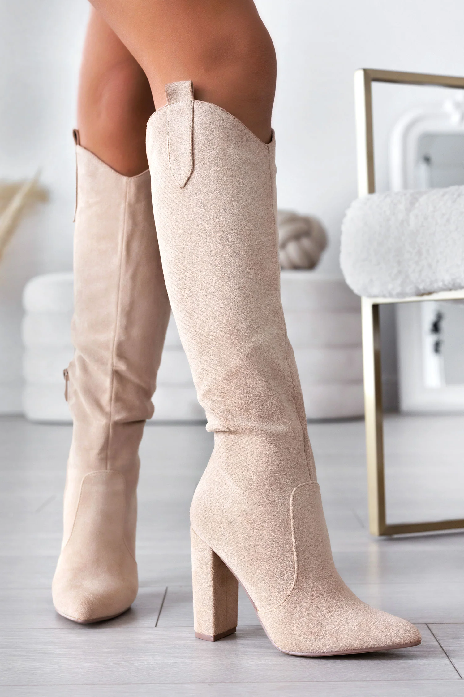 Stivali beige Alexoo scamosciati con tacco comodo