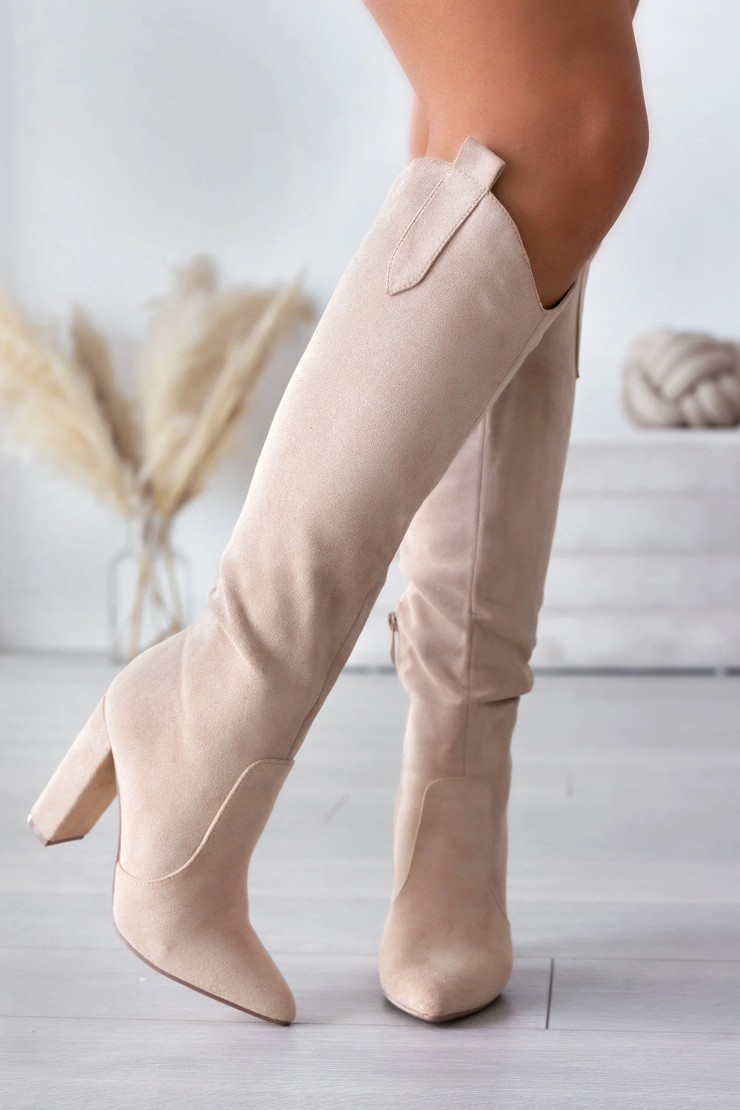 Stivali beige Alexoo scamosciati con tacco comodo - Image 3