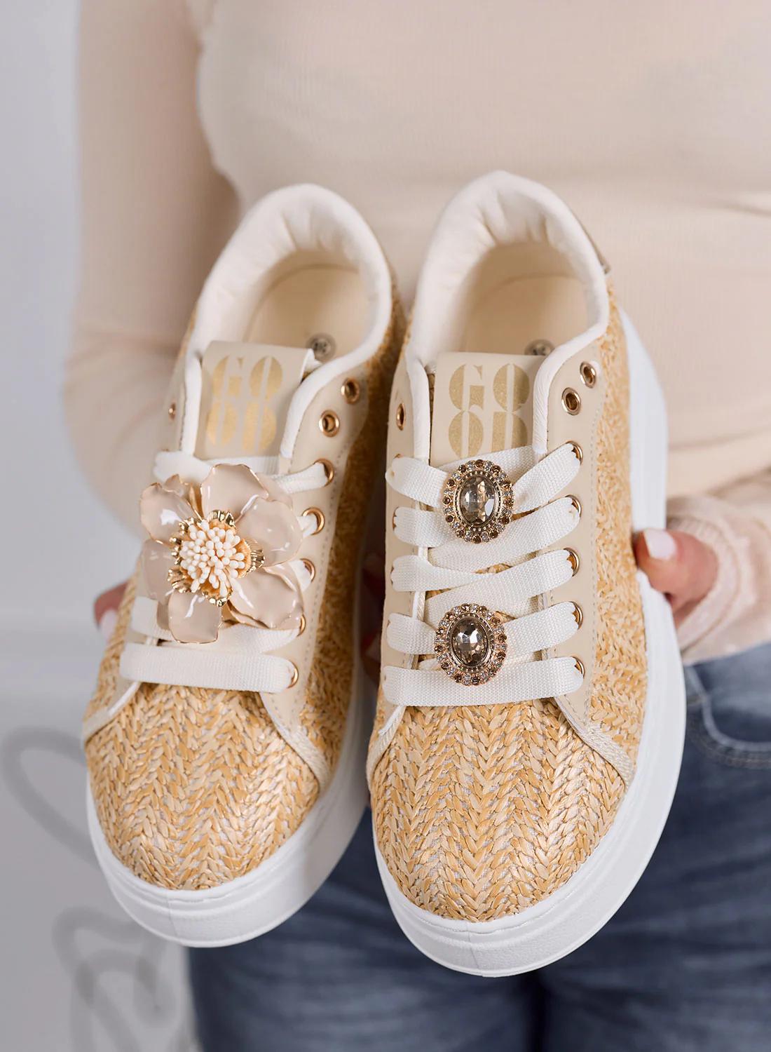 DOROTY - Sneakers Beige Intrecciate con Applicazioni fiore Gioiello e Suola Platform