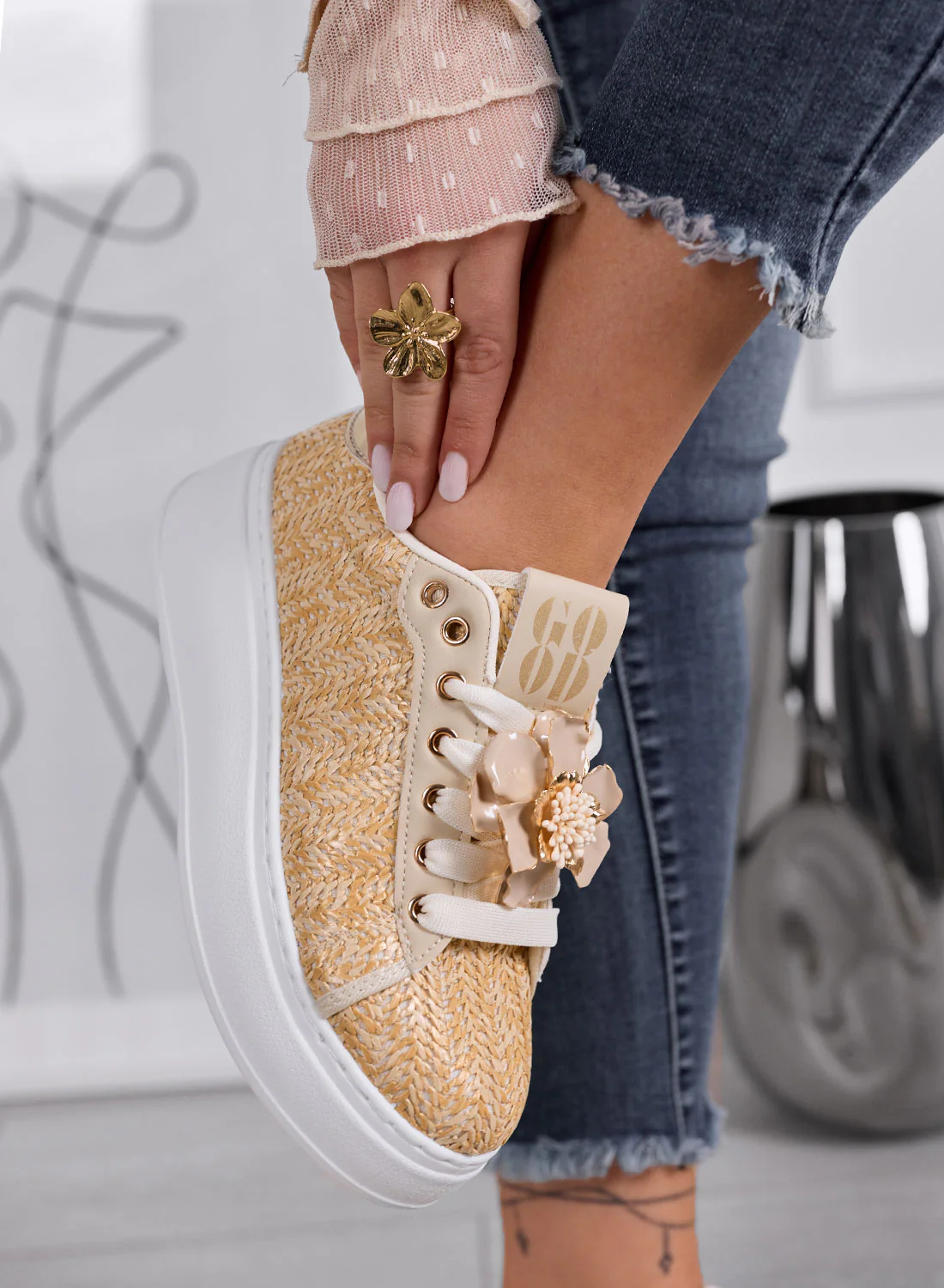 DOROTY - Sneakers Beige Intrecciate con Applicazioni fiore Gioiello e Suola Platform - Image 2