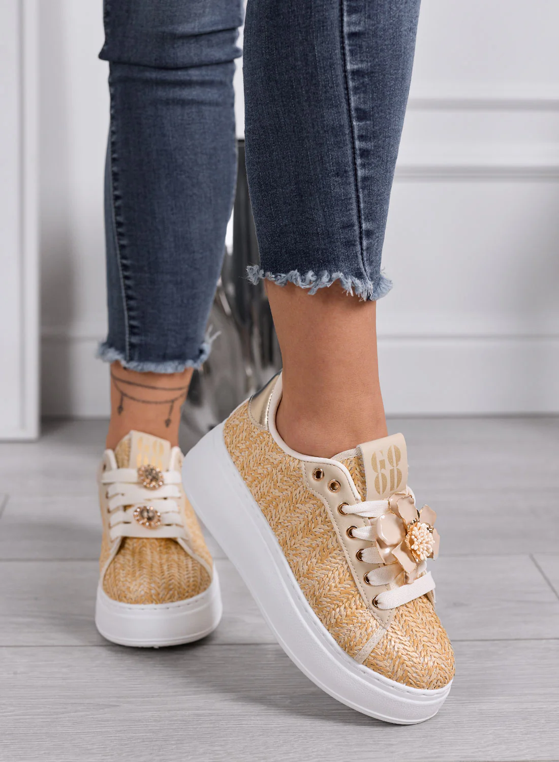 DOROTY - Sneakers Beige Intrecciate con Applicazioni fiore Gioiello e Suola Platform - Image 3