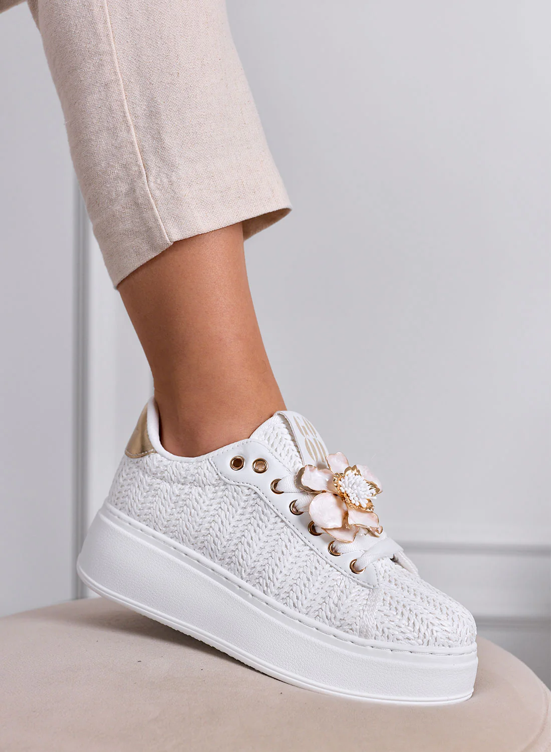 DOROTY - Sneakers bianche con Applicazioni fiore Gioiello e Suola Platform - Image 2