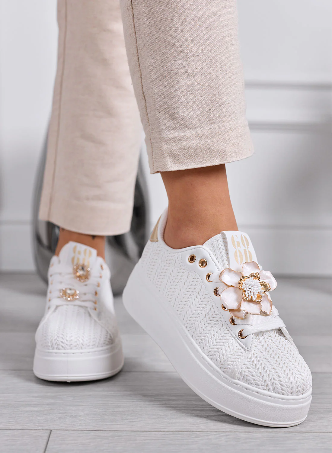 DOROTY - Sneakers bianche con Applicazioni fiore Gioiello e Suola Platform - Image 3