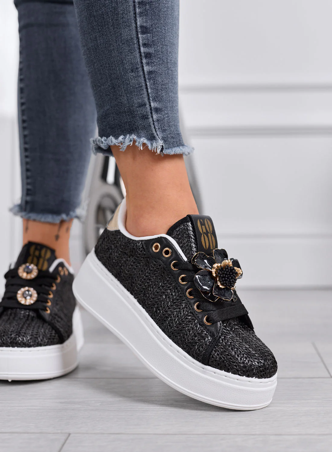 DOROTY - Sneakers nera con Applicazioni fiore Gioiello e Suola Platform - Image 2