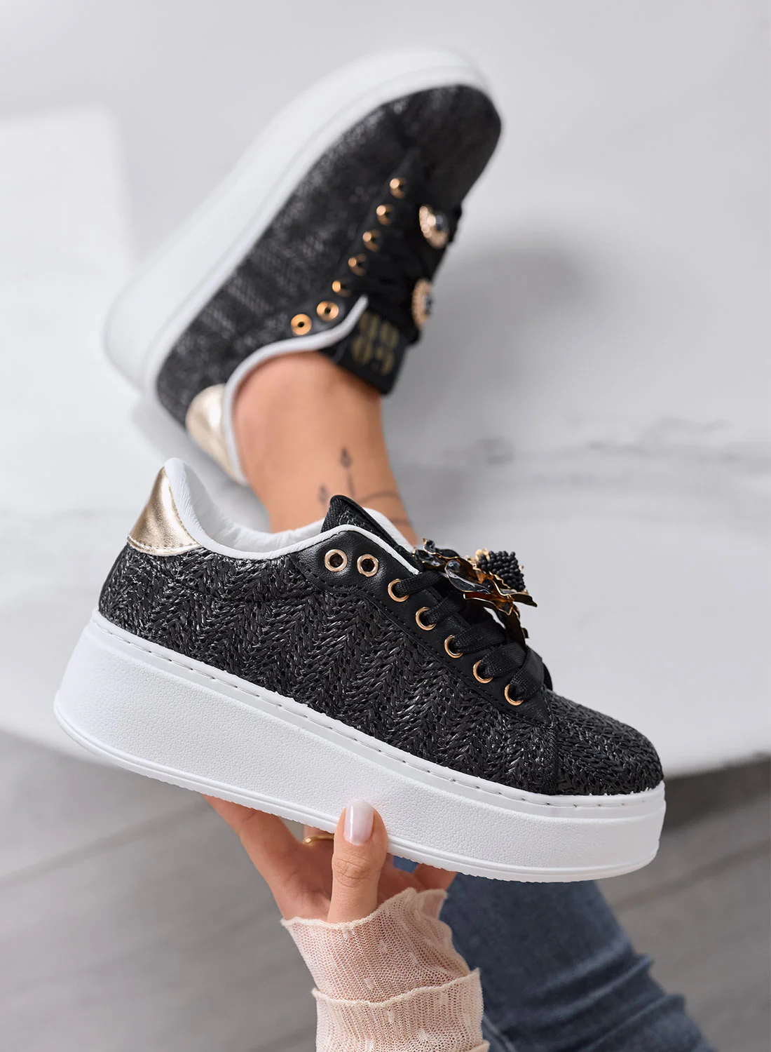 DOROTY - Sneakers nera con Applicazioni fiore Gioiello e Suola Platform - Image 3