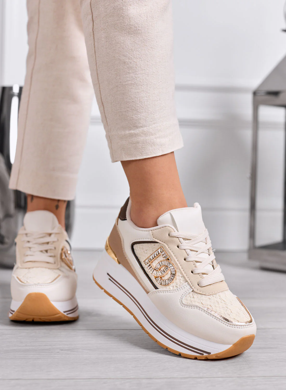 ESTER - Sneakers beige Platform con Dettagli marroni e Logo Gioiello - Image 2