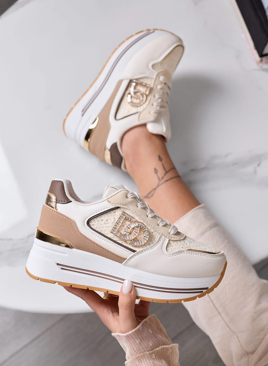 ESTER - Sneakers beige Platform con Dettagli marroni e Logo Gioiello - Image 3