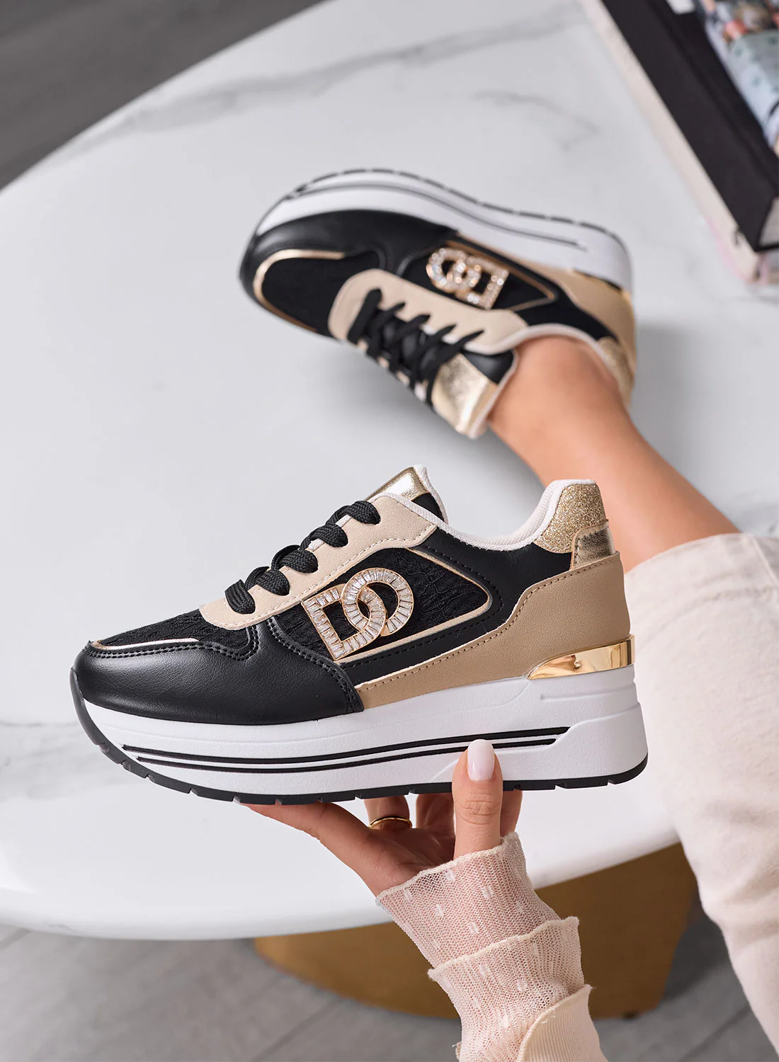 ESTER - Sneakers nere Platform con Dettagli oro e Logo Gioiello