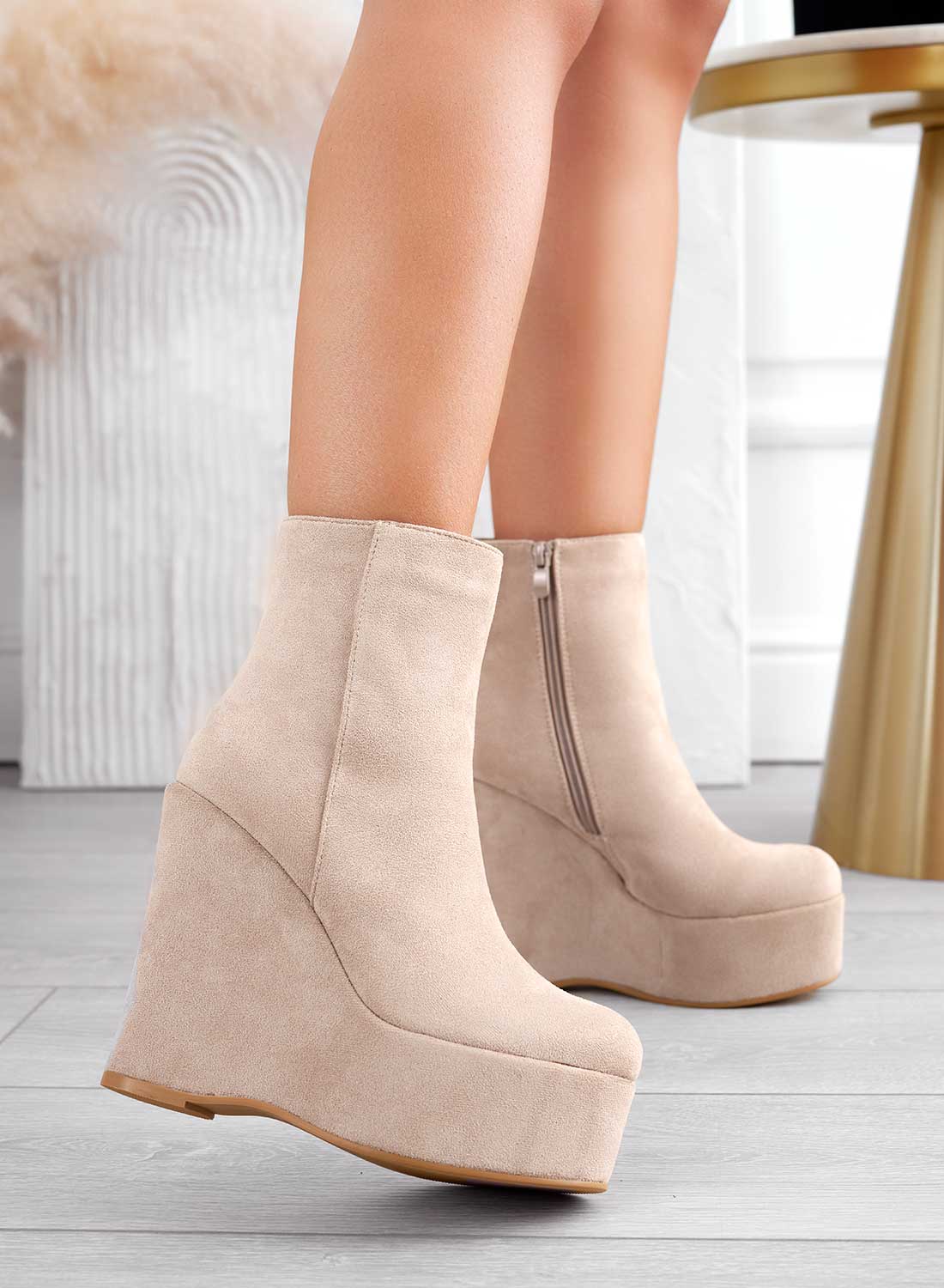 Stivaletti tronchetti beige scamosciati con zeppa - Image 4
