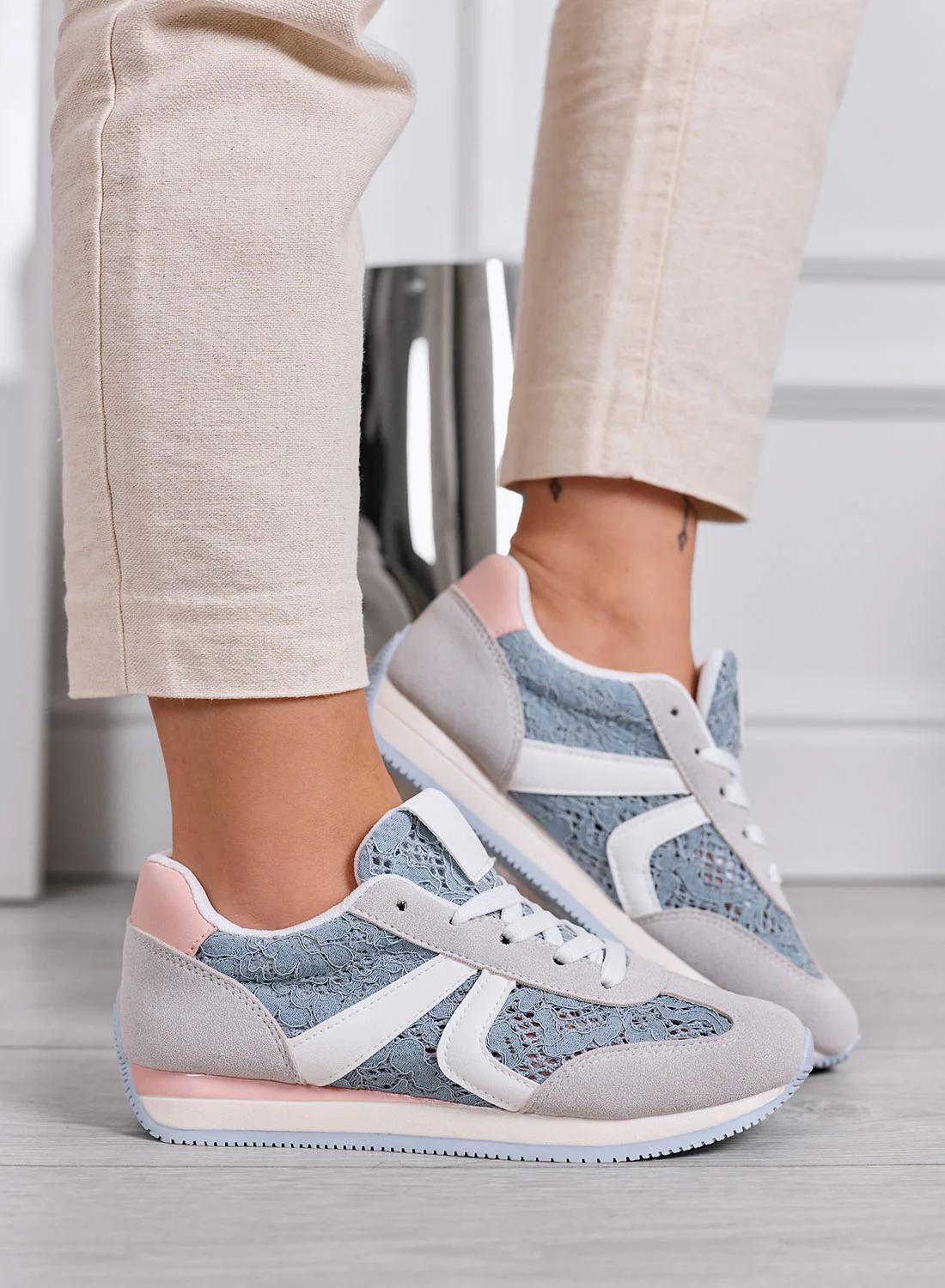 GIULIANA - Sneakers grigie con pizzo azzurro e inserti rosa - Image 2