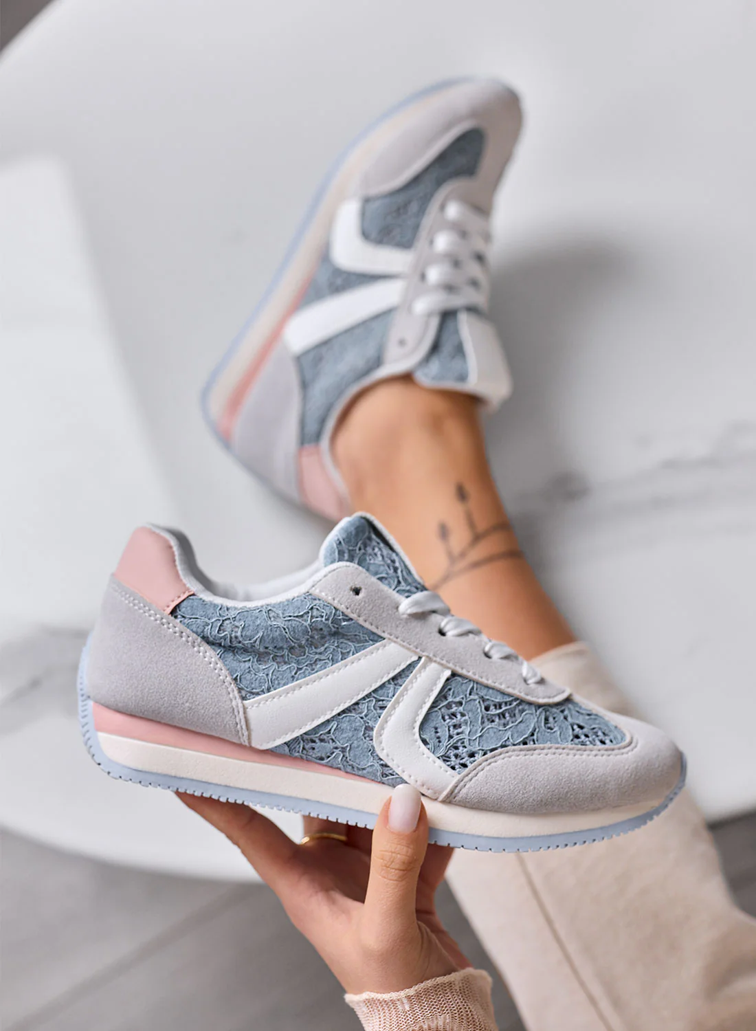 GIULIANA - Sneakers grigie con pizzo azzurro e inserti rosa - Image 3
