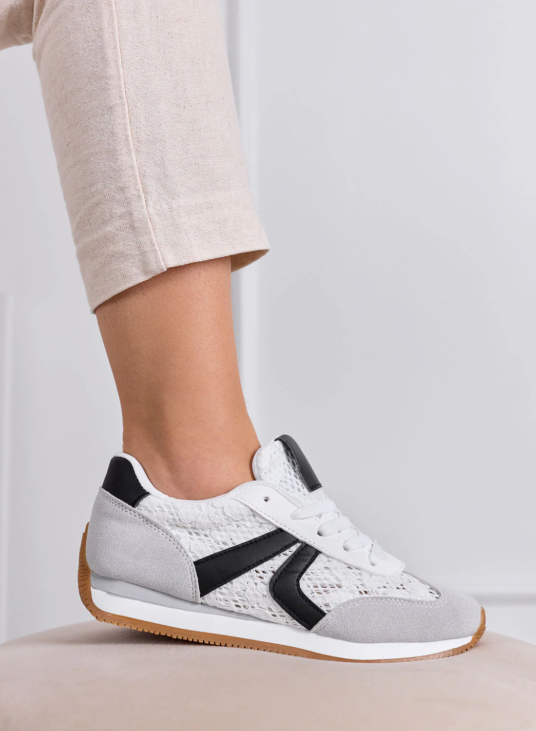 GIULIANA - Sneakers grigie con pizzo bianco e inserti neri - Image 2