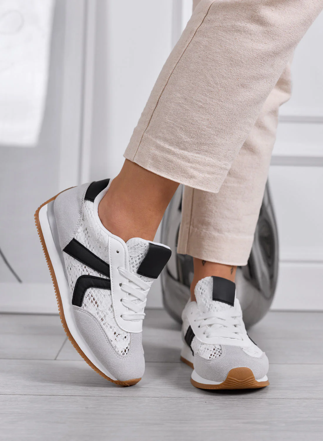 GIULIANA - Sneakers grigie con pizzo bianco e inserti neri - Image 3