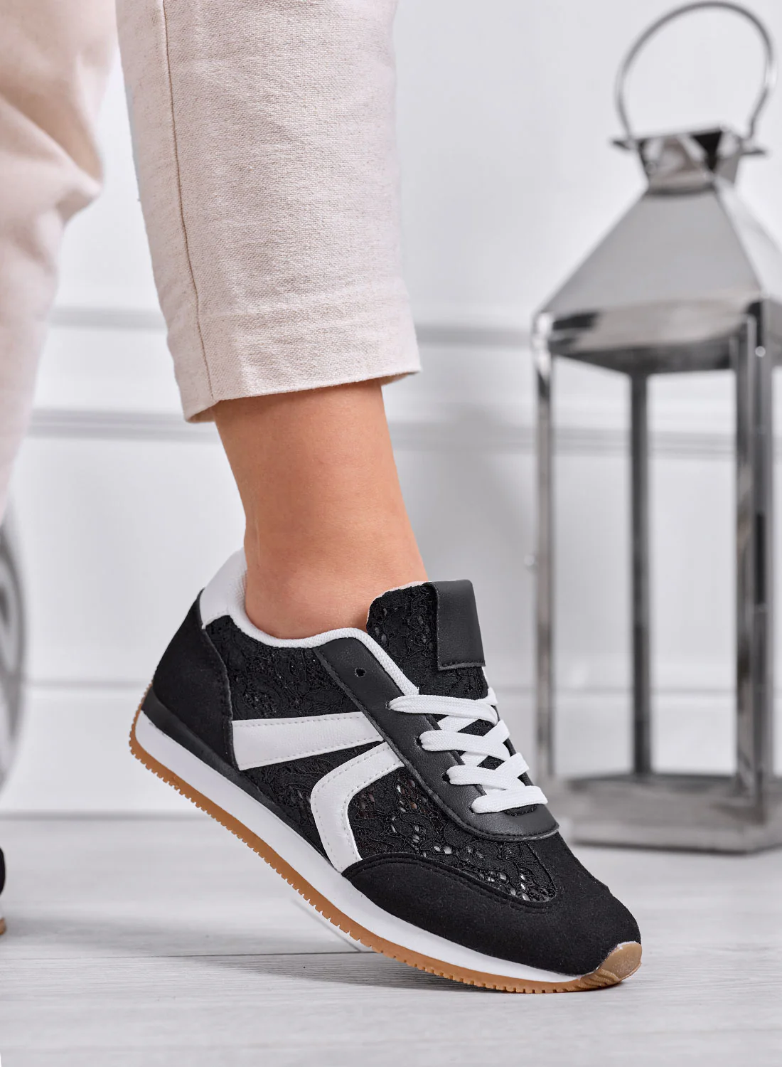 GIULIANA - Sneakers nere con pizzo e inserti bianchi - Image 2