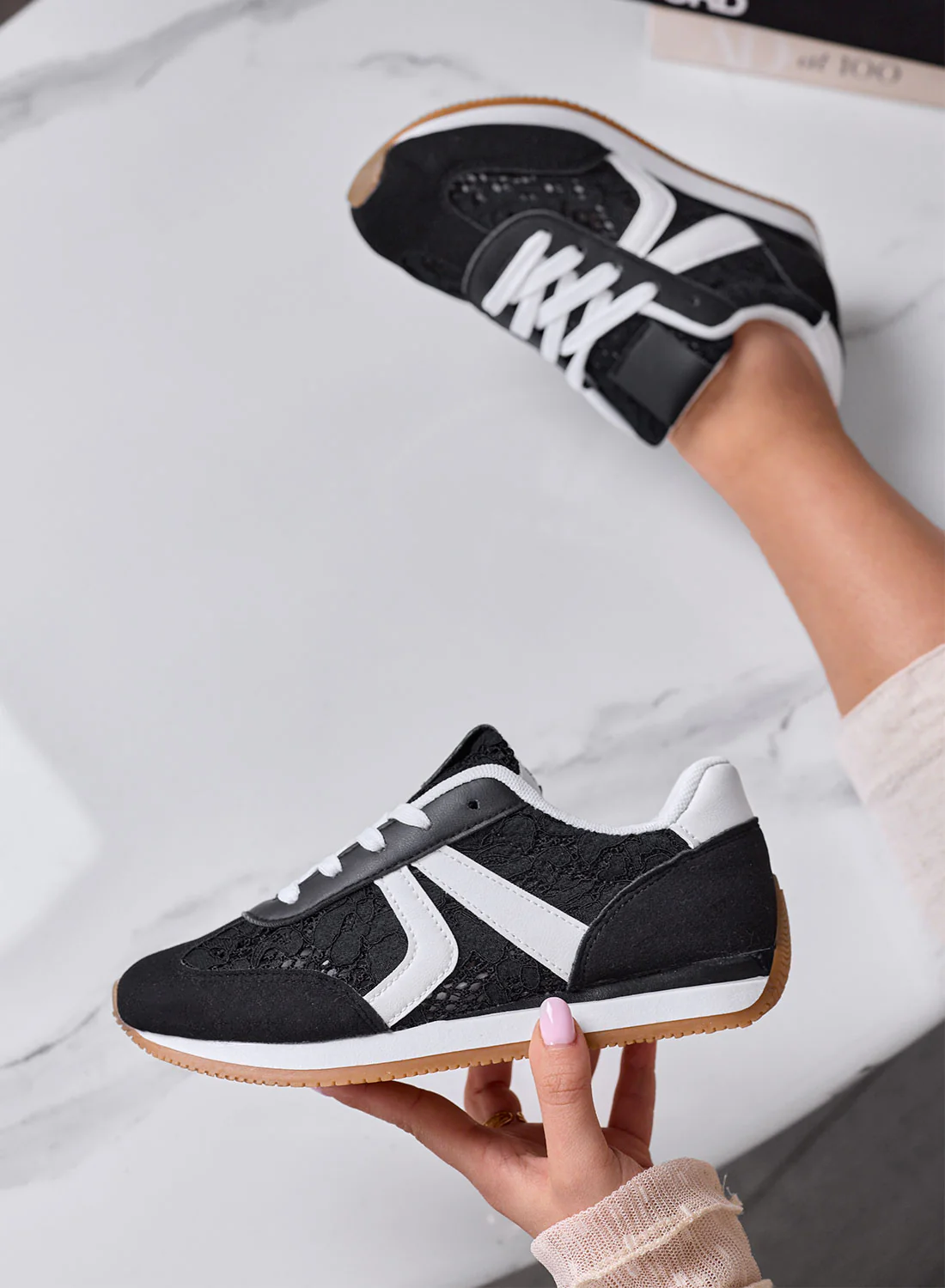 GIULIANA - Sneakers nere con pizzo e inserti bianchi - Image 3