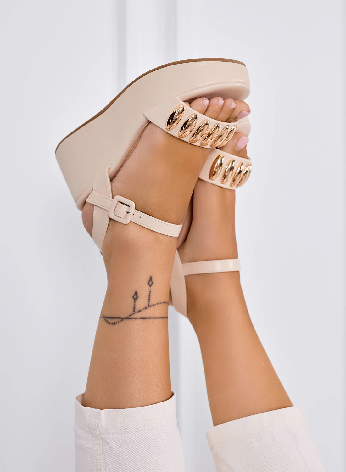GWENDA - Sandali platform beige con maxi borchie oro e cinturino - Image 3