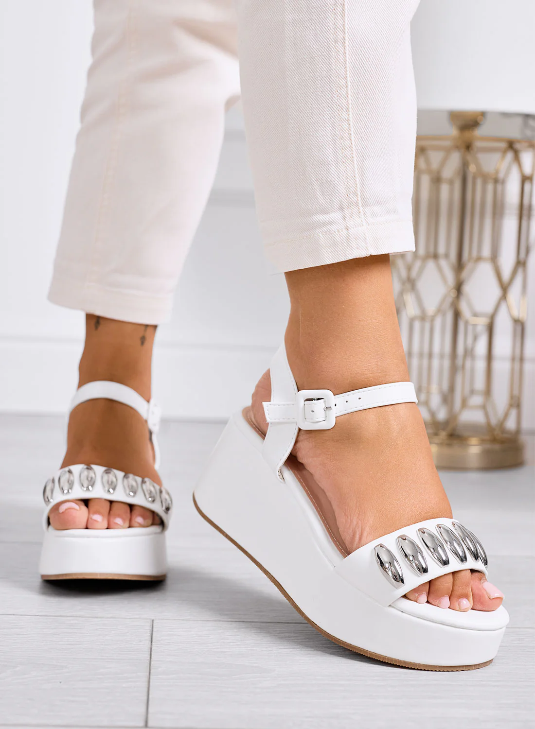 GWENDA - Sandali platform bianchi con maxi borchie argento e cinturino
